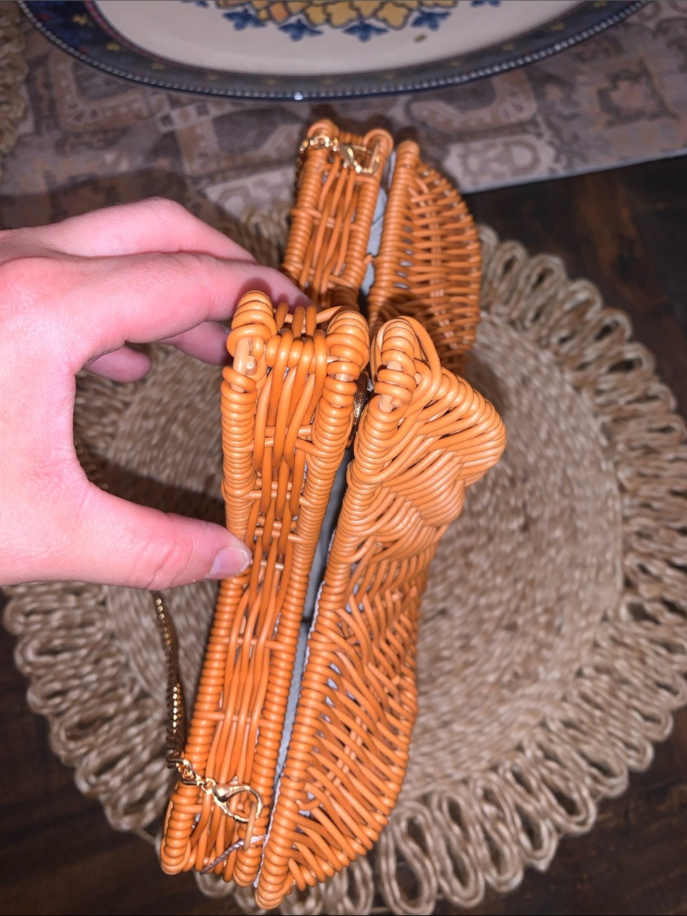 Tommy Bahama Wicker Starfish orange Crossbody purse with gold chain - Picture 5 of 7
